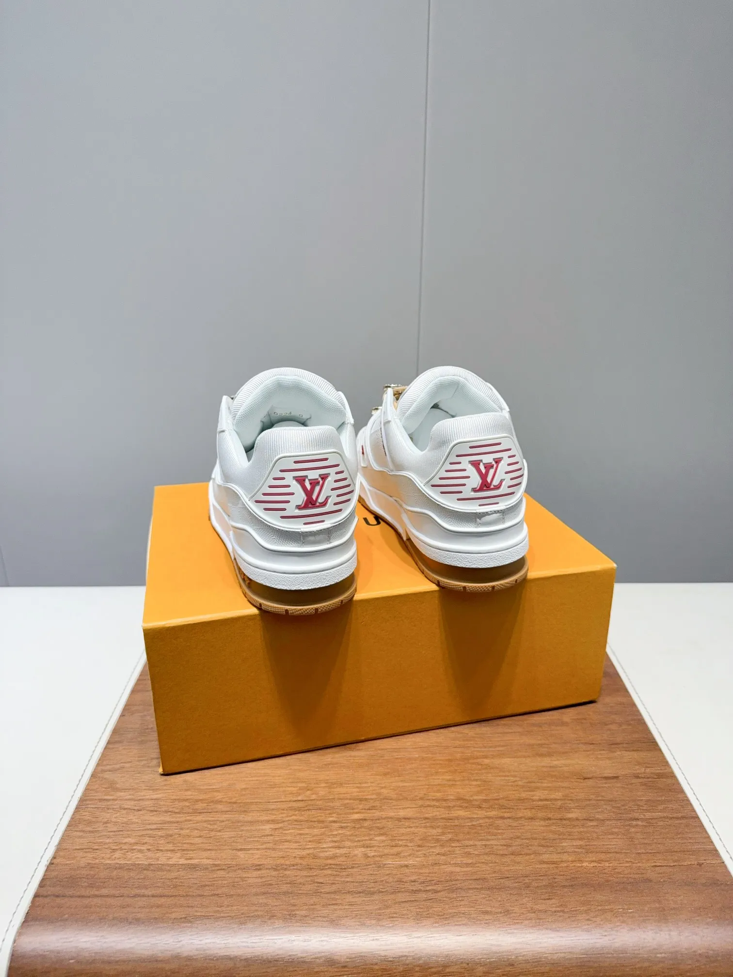 👟👟Ex-factory price 780👟👟Louis Vuitto- Louis Vuitton Couple's Casual Sports Shoes Skateboard Shoes Original purchase, development and production This LV Traine- sports shoe is made of cow leather to create a complex upper, which requires several hours of ingenious sewing to complete. The classic configuration is from the hands of Virgil Ablo-, showing the inspiration of retro basketball shoes. Exquisite packaging at the delivery counter. Fabric: Original customized first-layer cowhide. Inner foot pad: Breathable mesh. Heel height: 3cm. Outsole: Original molded two-color TPU combination outsole. Size: 35-45 (40 for women and 45 for men. Custom-made, non-refundable) (Note: Bulk items do not come with buckles. Please inform us if you need buckles when ordering) Buckle +20
